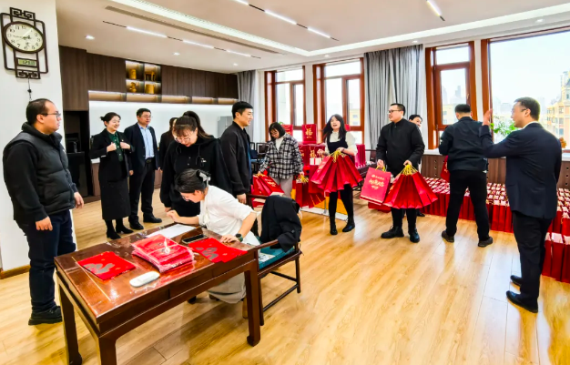 �򲩡�max(�й���)�����ٷ���վ-Unique Platform